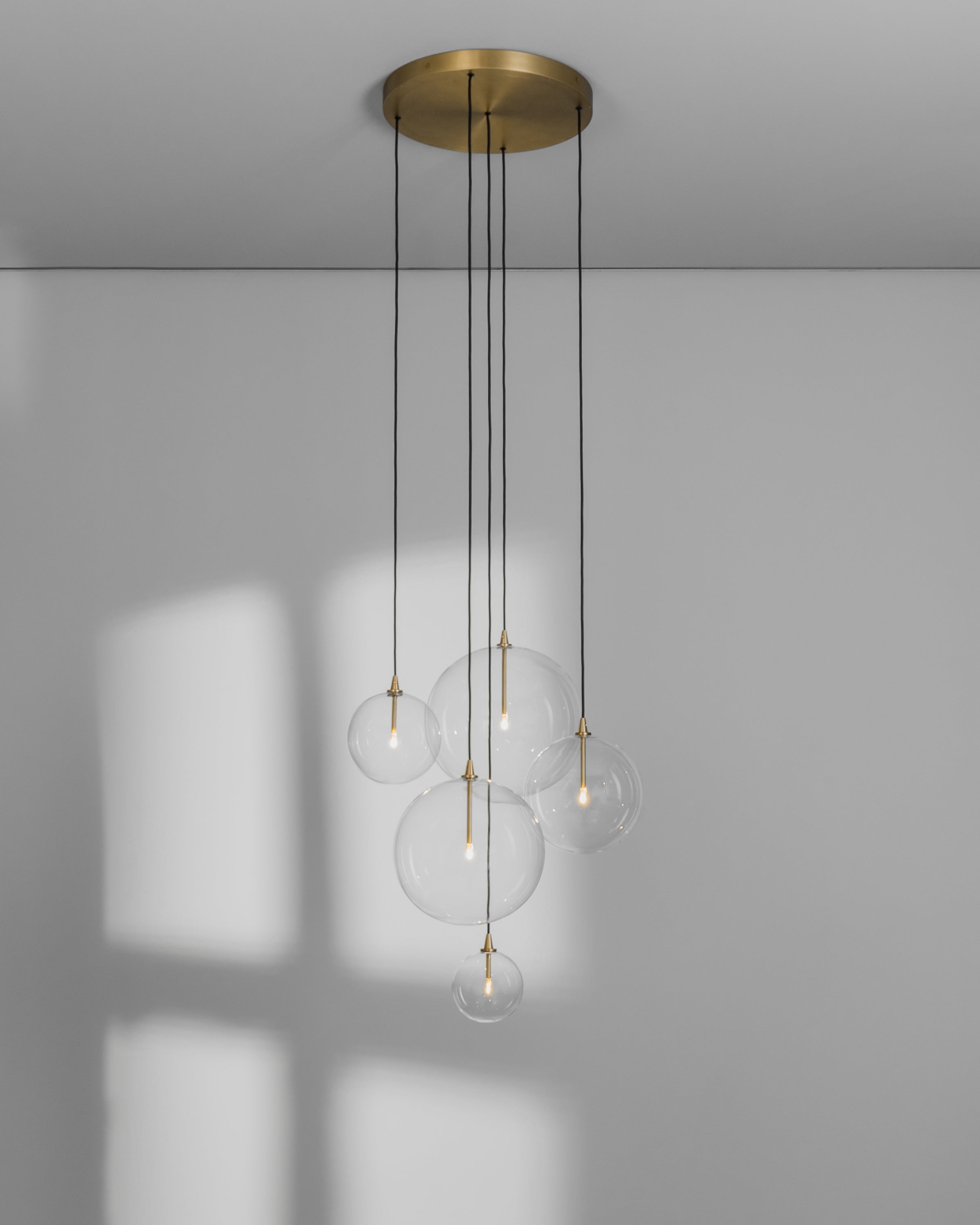 Schwung Cluster 5 Burnished Brass Transparent Globe Mix Chandelier